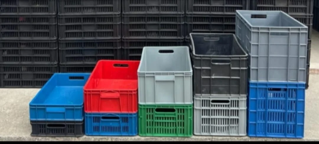 Productos plásticos organizados para almacenamiento